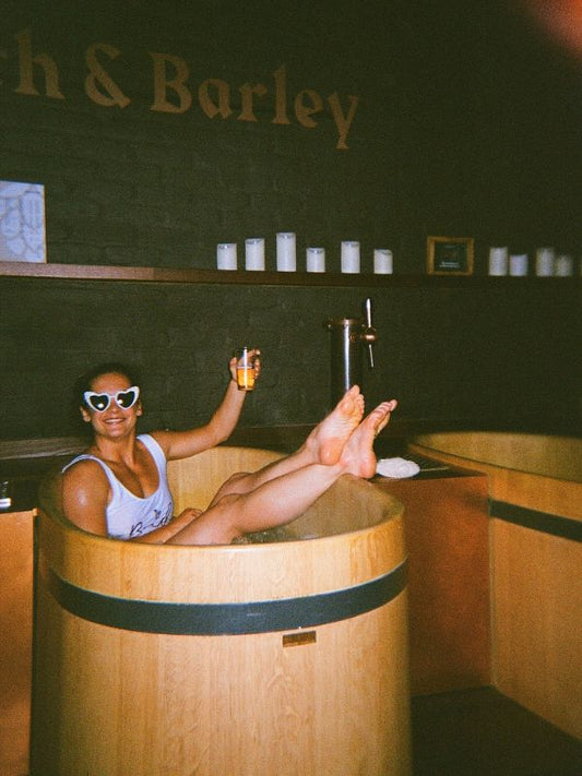 Femme dans un bain à bière photo argentique Liva