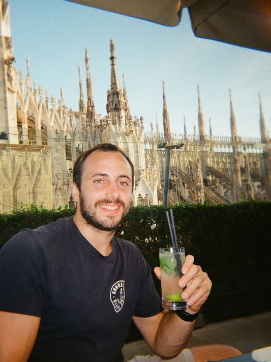 Homme boit un verre à Milan photo argentique Liva