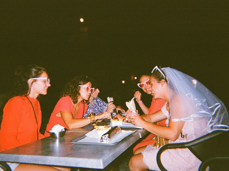 Groupe de femmes mange un kebab EVJF photo argentique Liva