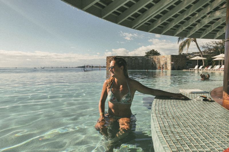 Fille assise bar piscine plage tahiti Liva argentique 35mm