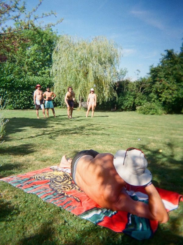 Photo argentique partie pétanque herbe soleil amis