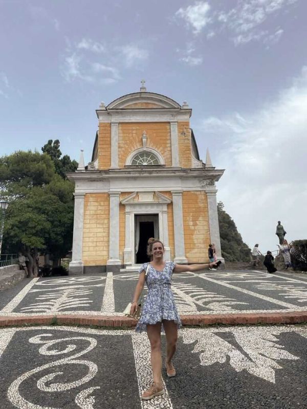 Femme robe bleu devant église jaune italienne